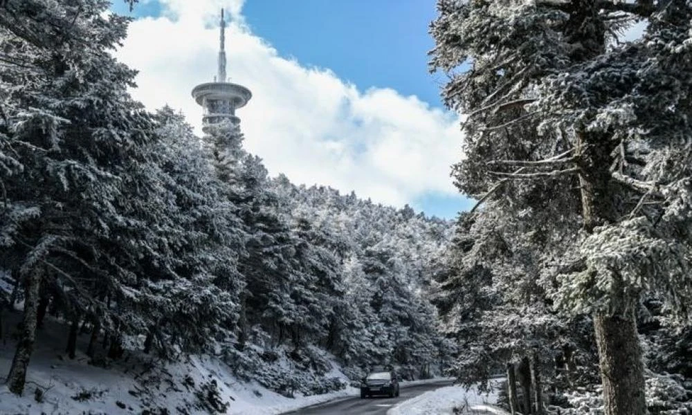 Κλειστός παραμένει και σήμερα ο δρόμος προς Πάρνηθα (βίντεο)